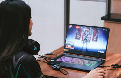 Zašto su laptopi uglavnom crne boje?]