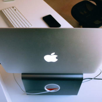 Zašto je hlađenja za laptop potrebno svakom radnom stolu?