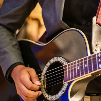 Kako naučiti svirati gitaru online