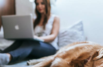 Da li držati laptop u krilu?]