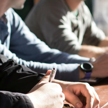 Treba li zabraniti laptope na sastancima?